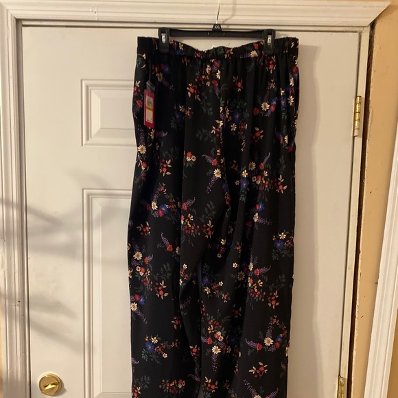 Floral pants - Picture 2 of 4